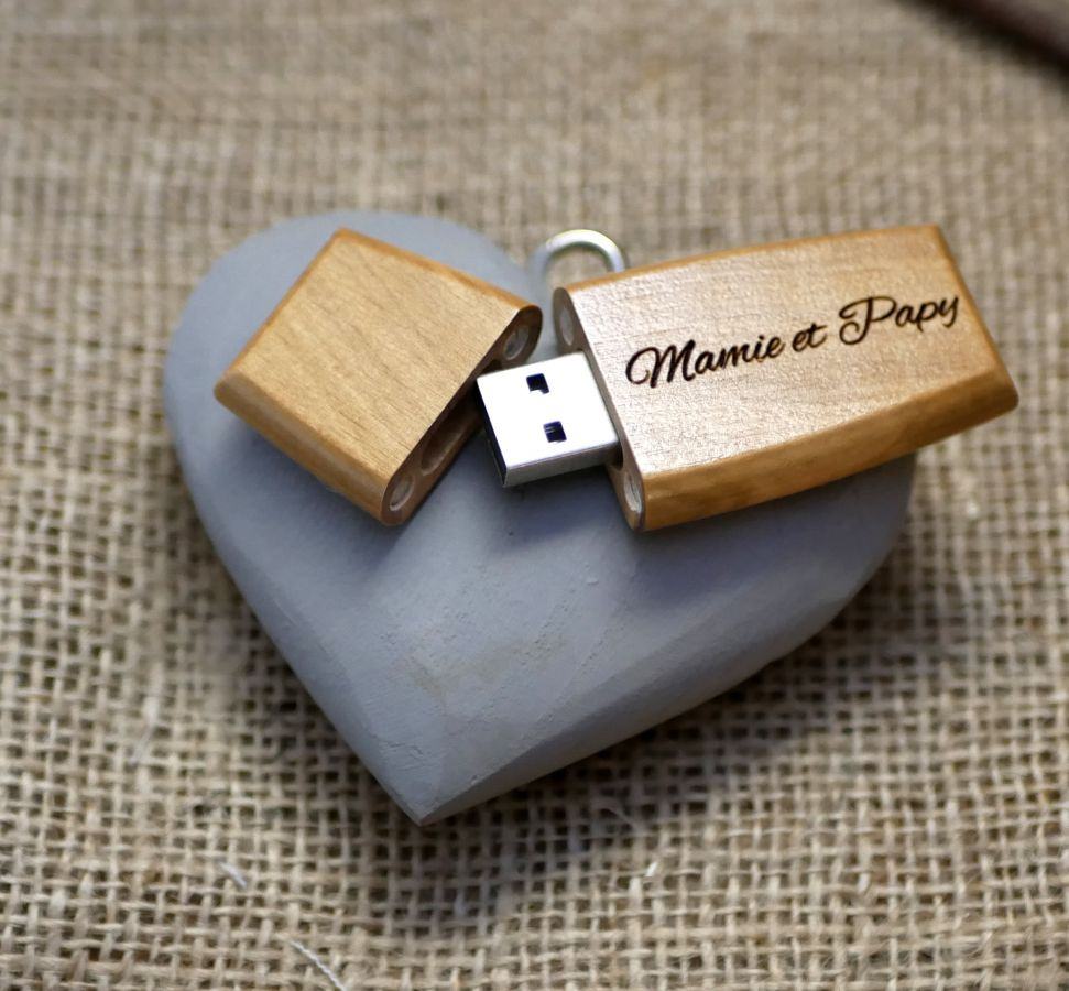 Wooden USB key to be personalized by engraving