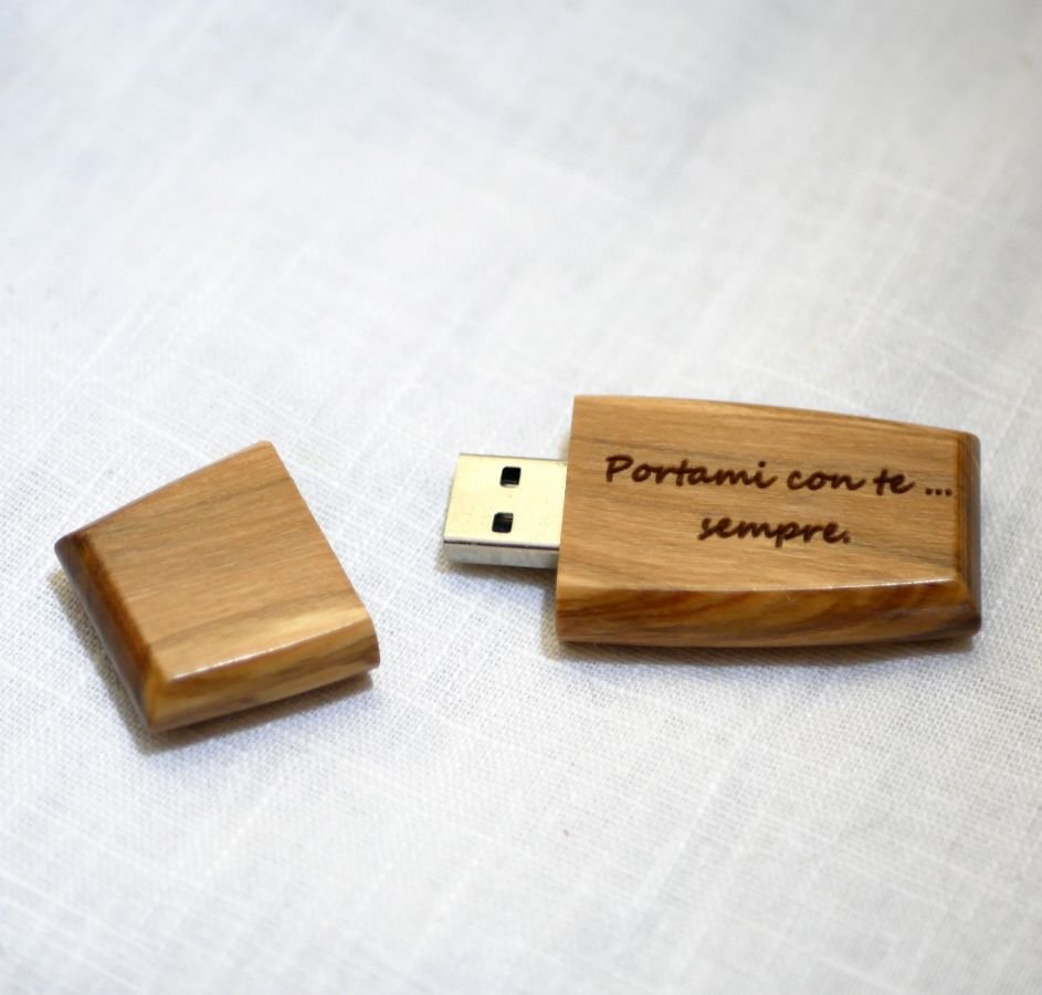 Wooden USB key to be personalized by engraving