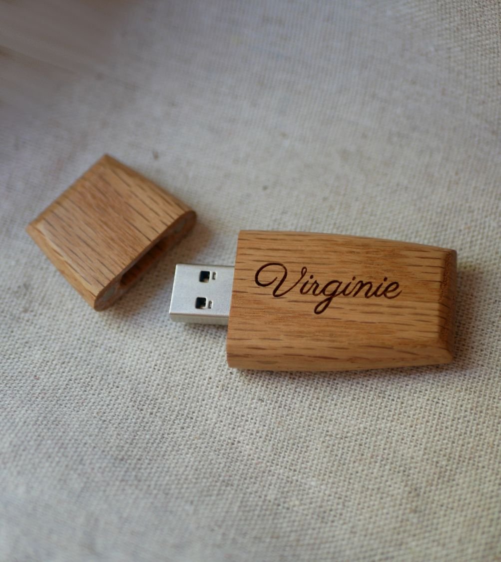 Wooden USB key to be personalized by engraving