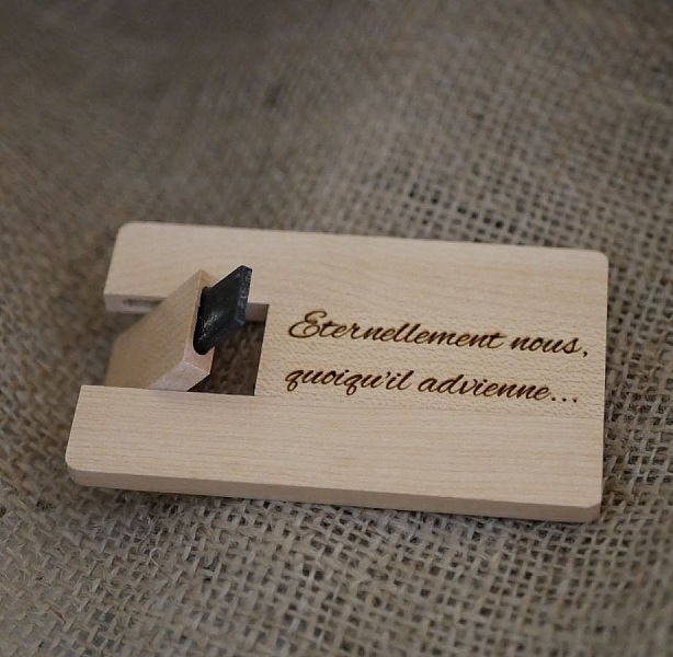 USB key engraved maple wood card to personalize