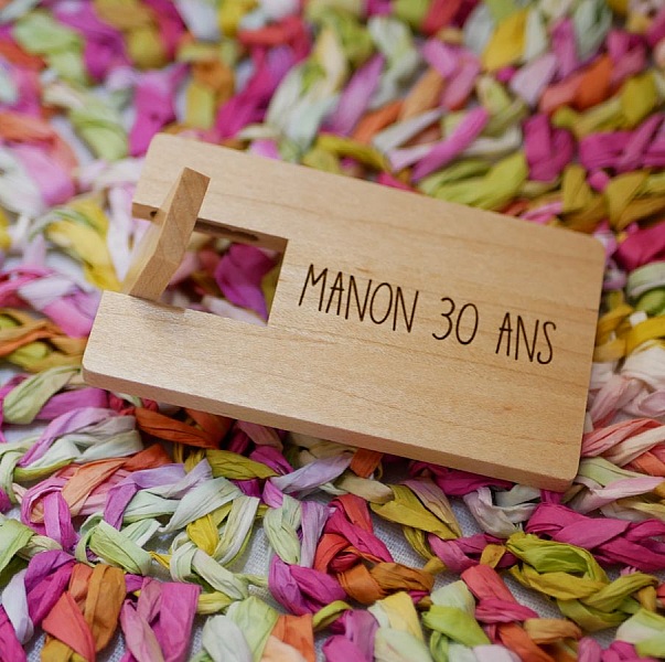 USB key engraved maple wood card to personalize
