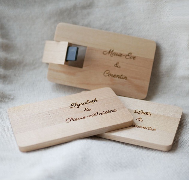 USB key engraved maple wood card to personalize