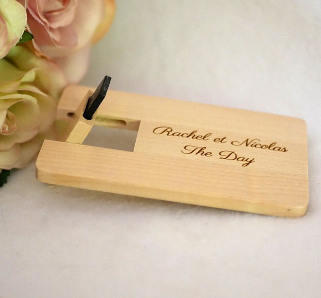 USB key engraved maple wood card to personalize