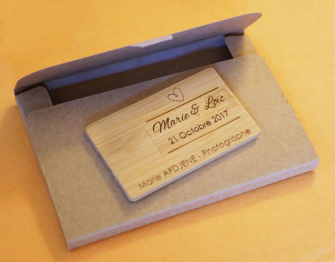 Walnut wood card with 32 GB USB key to be personalized by engraving