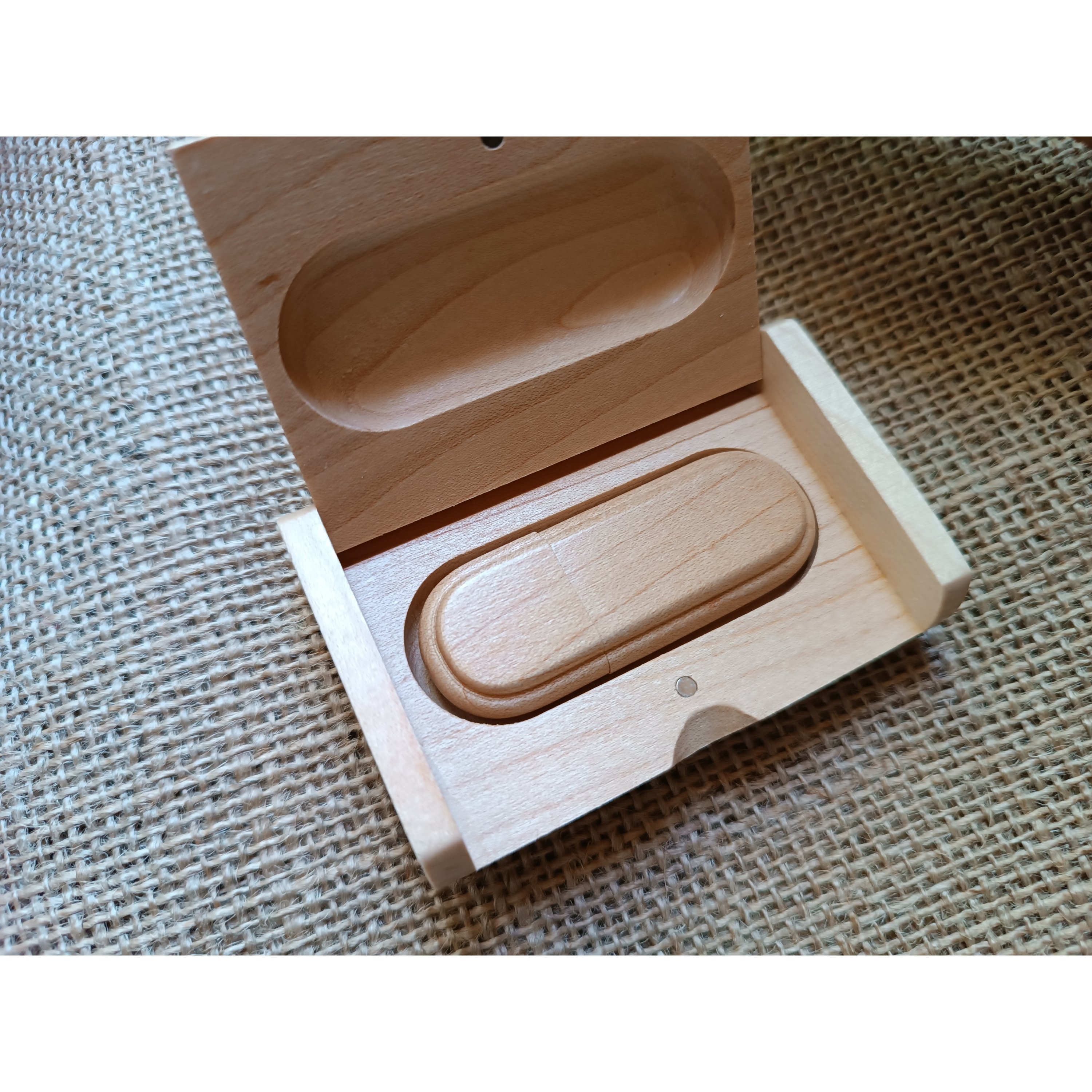 32 GB 2.0 engraved USB key in maple wood case