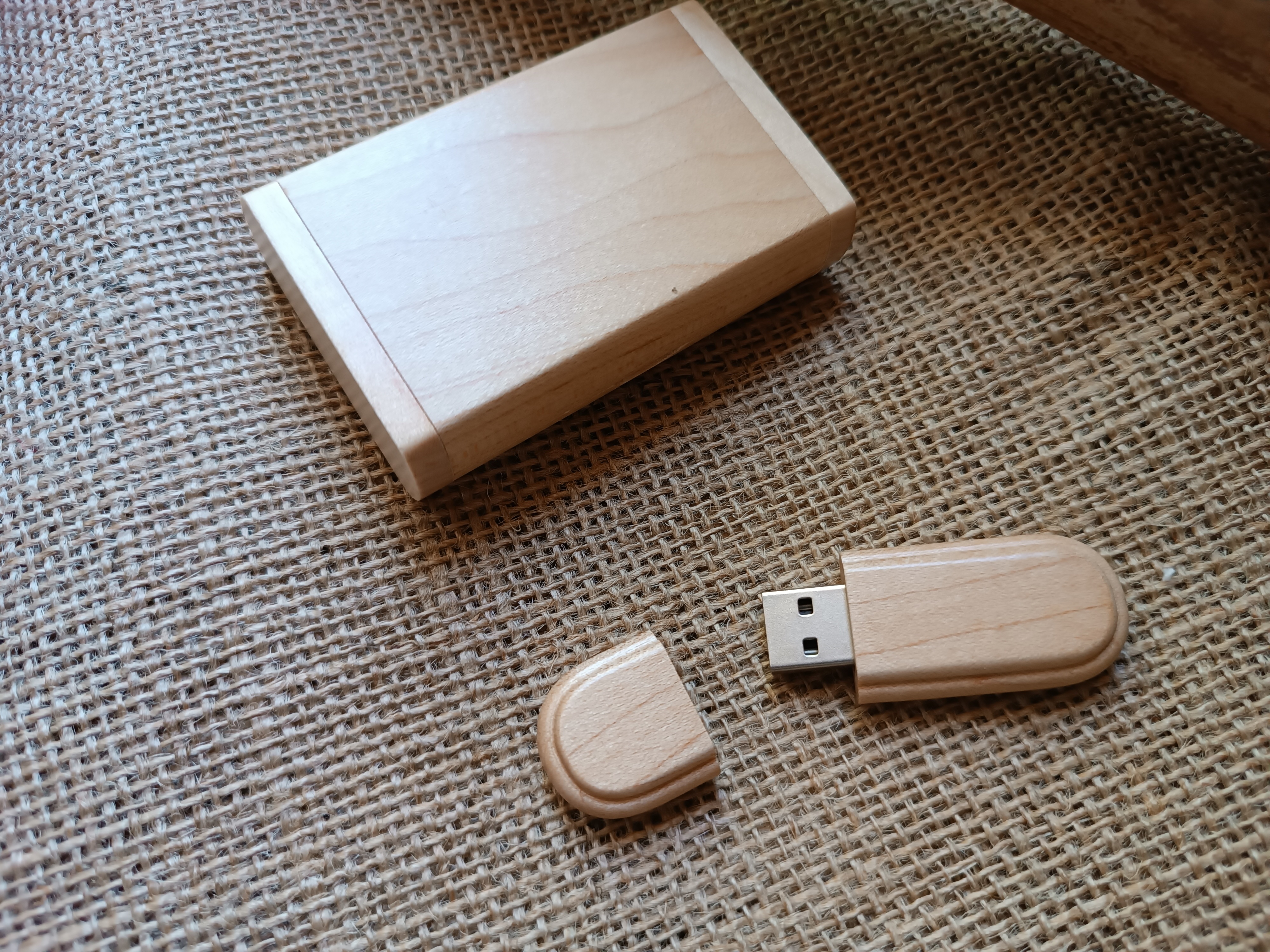 32 GB 2.0 engraved USB key in maple wood case