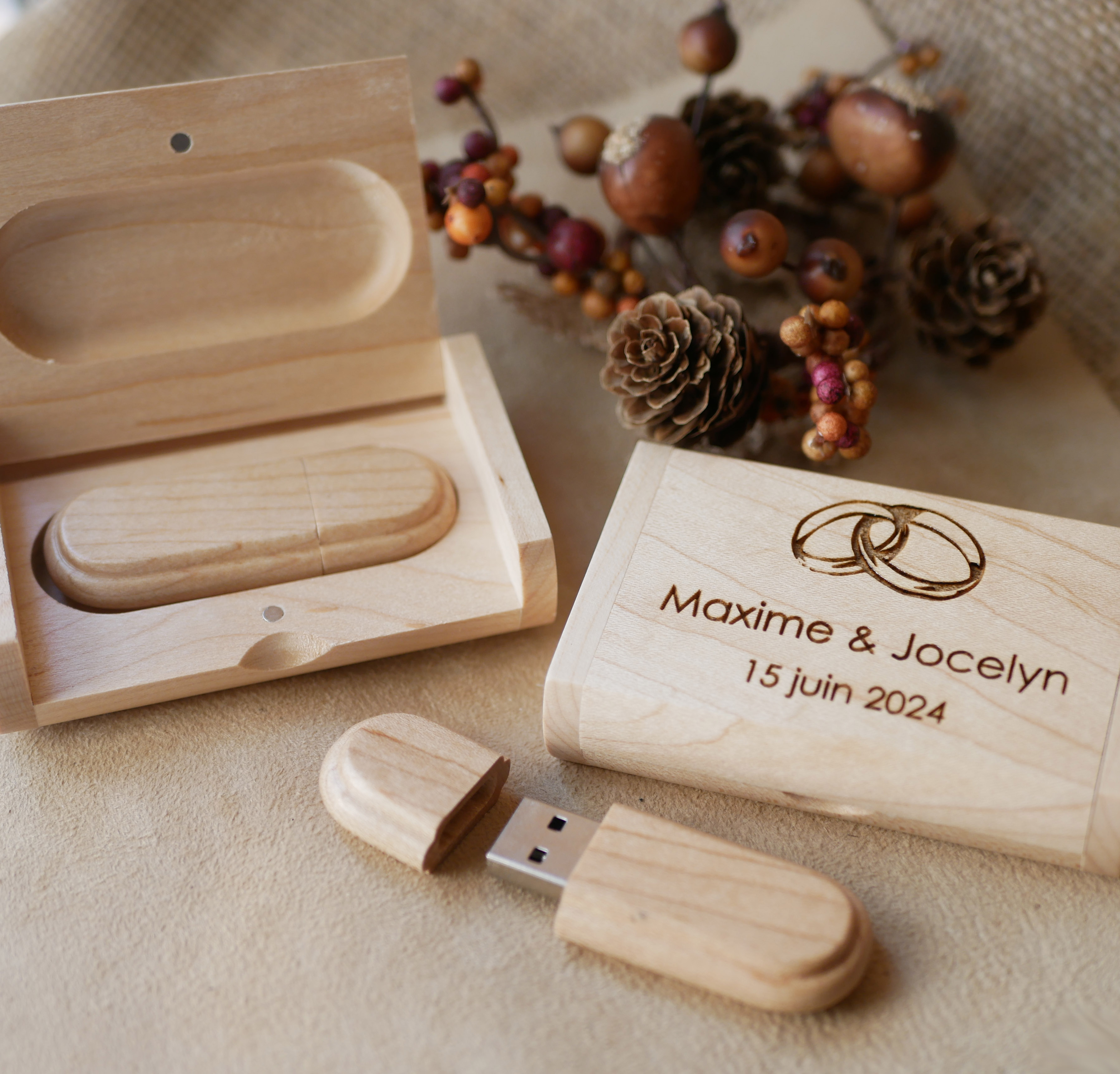 32 GB 2.0 engraved USB key in maple wood case