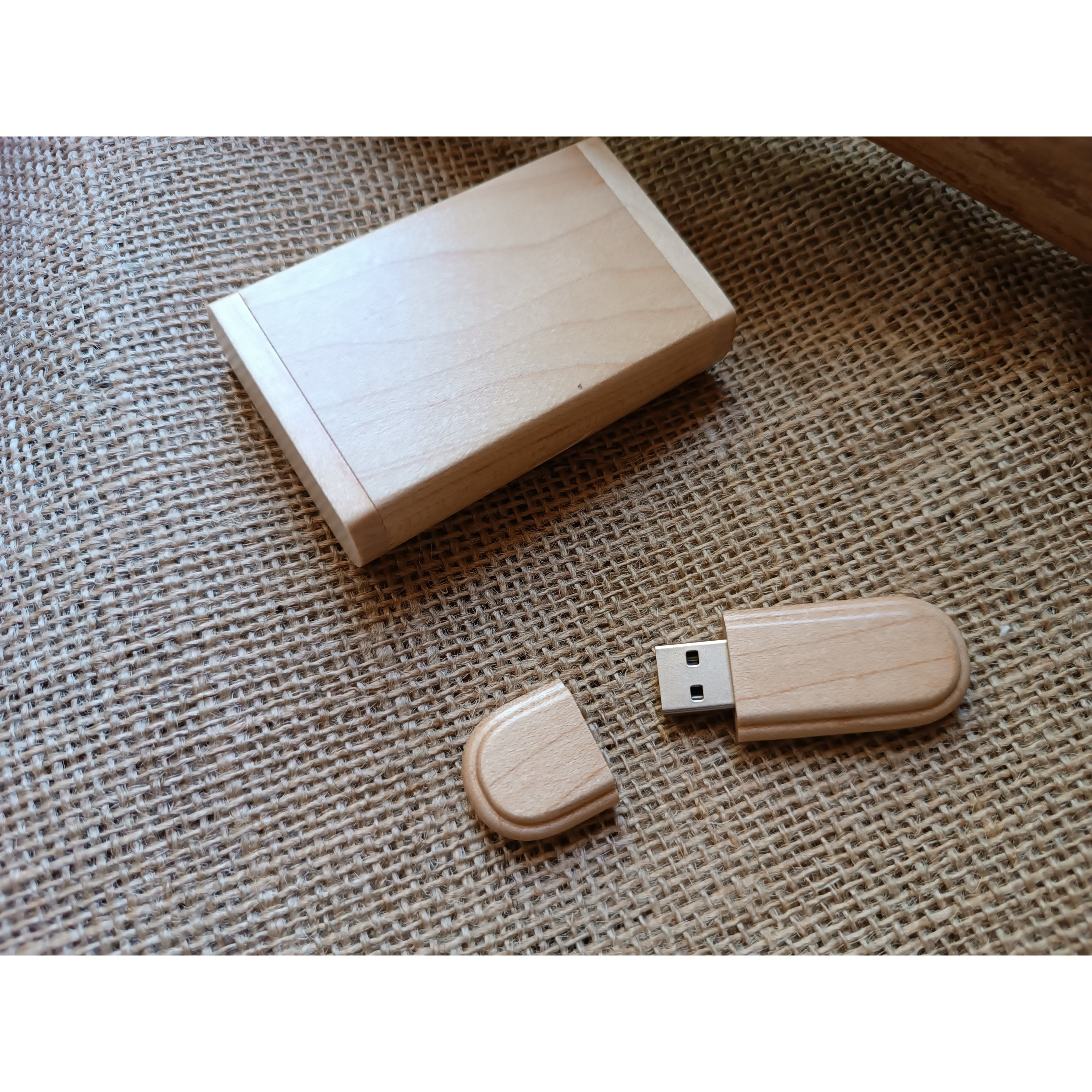 32 GB 2.0 engraved USB key in maple wood case