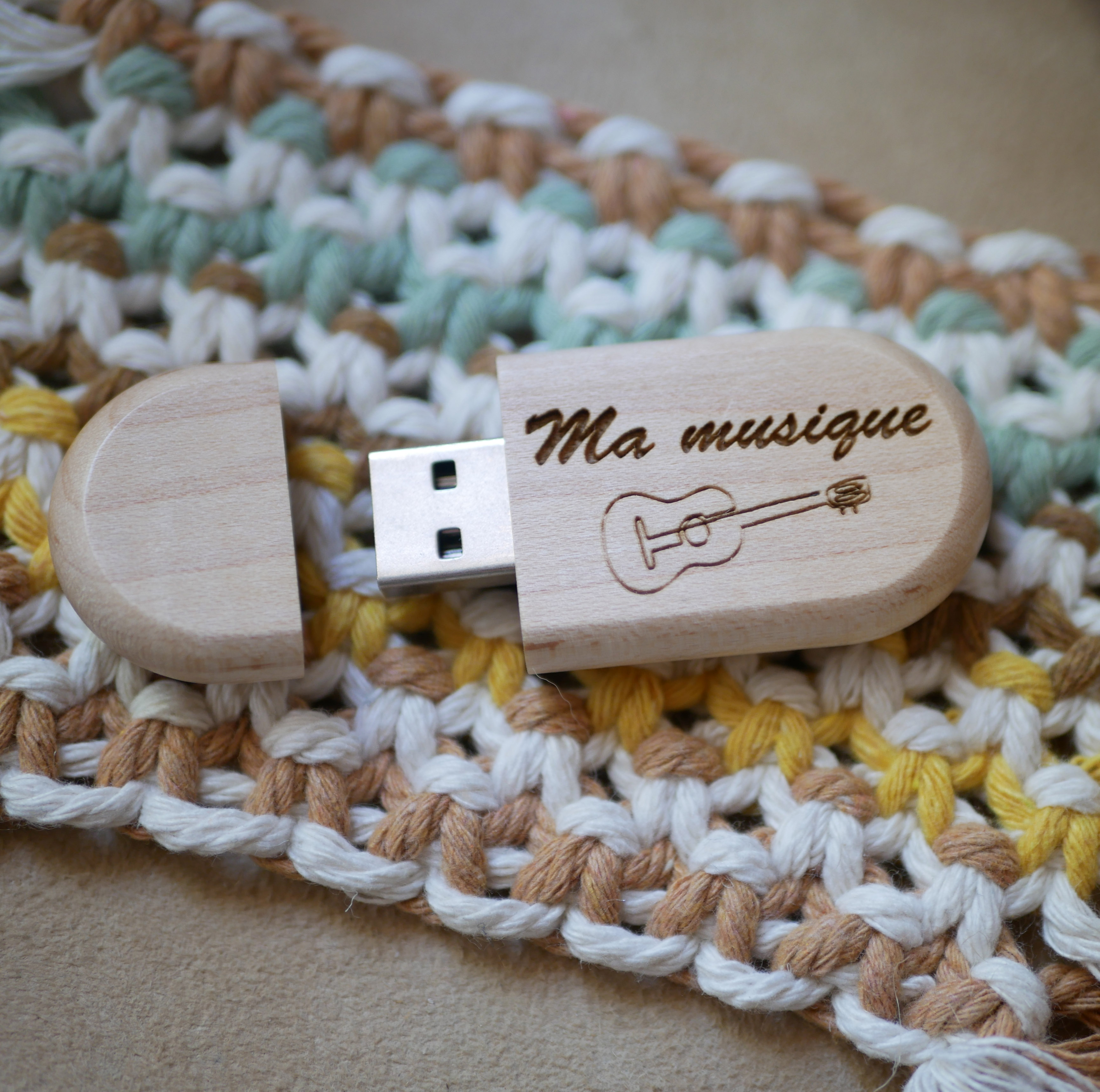 Oval USB key to be personalized by engraving, choice of wood