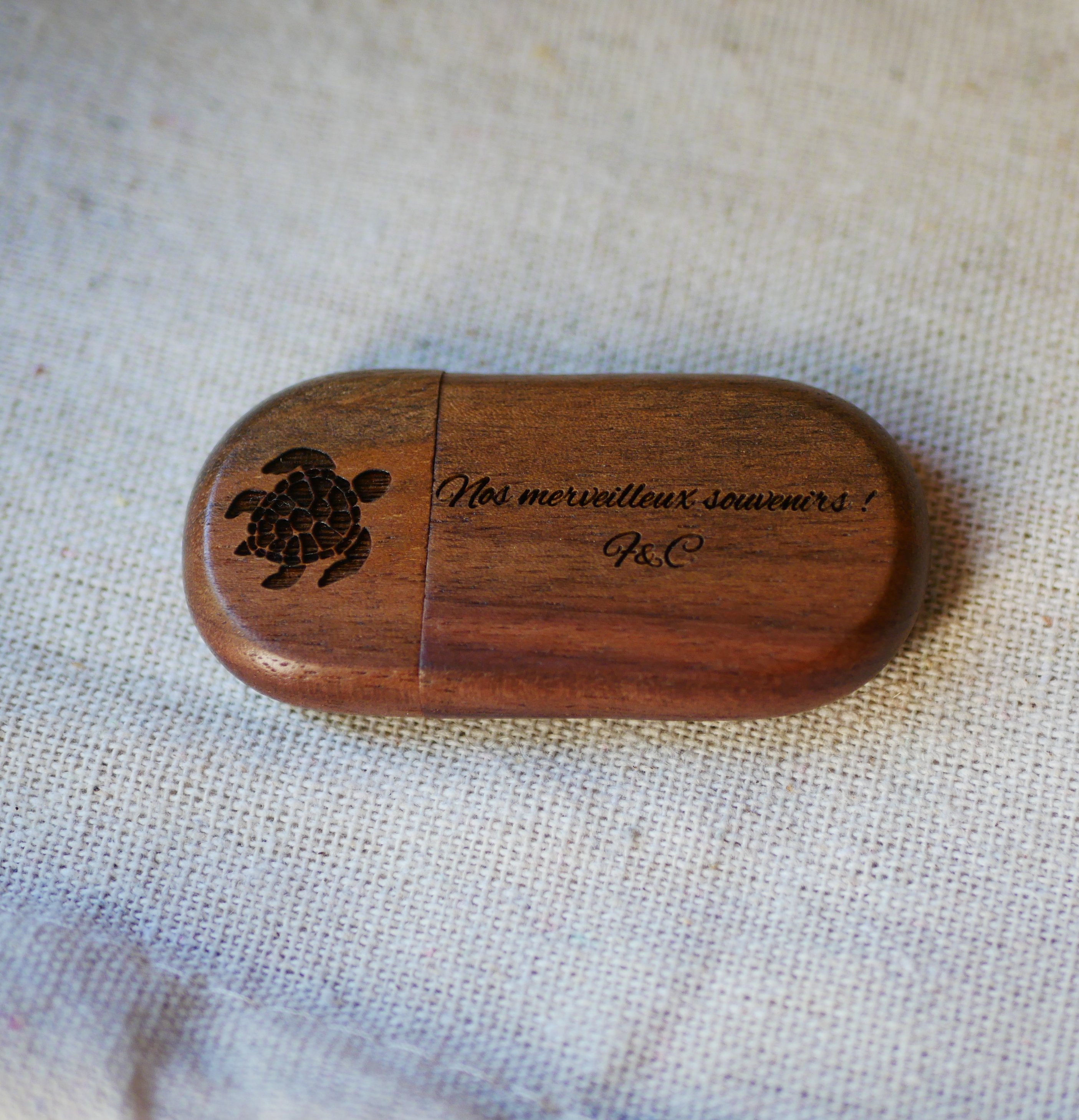 Oval USB key to be personalized by engraving, choice of wood