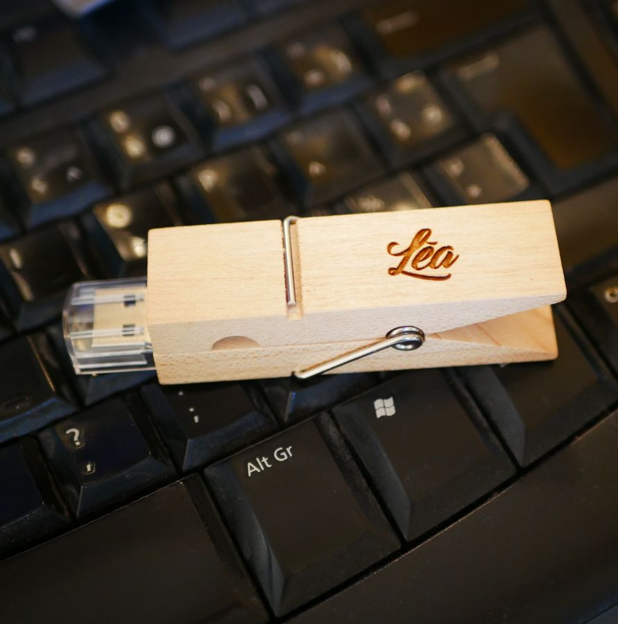 USB key engraved in raw wood to personalize