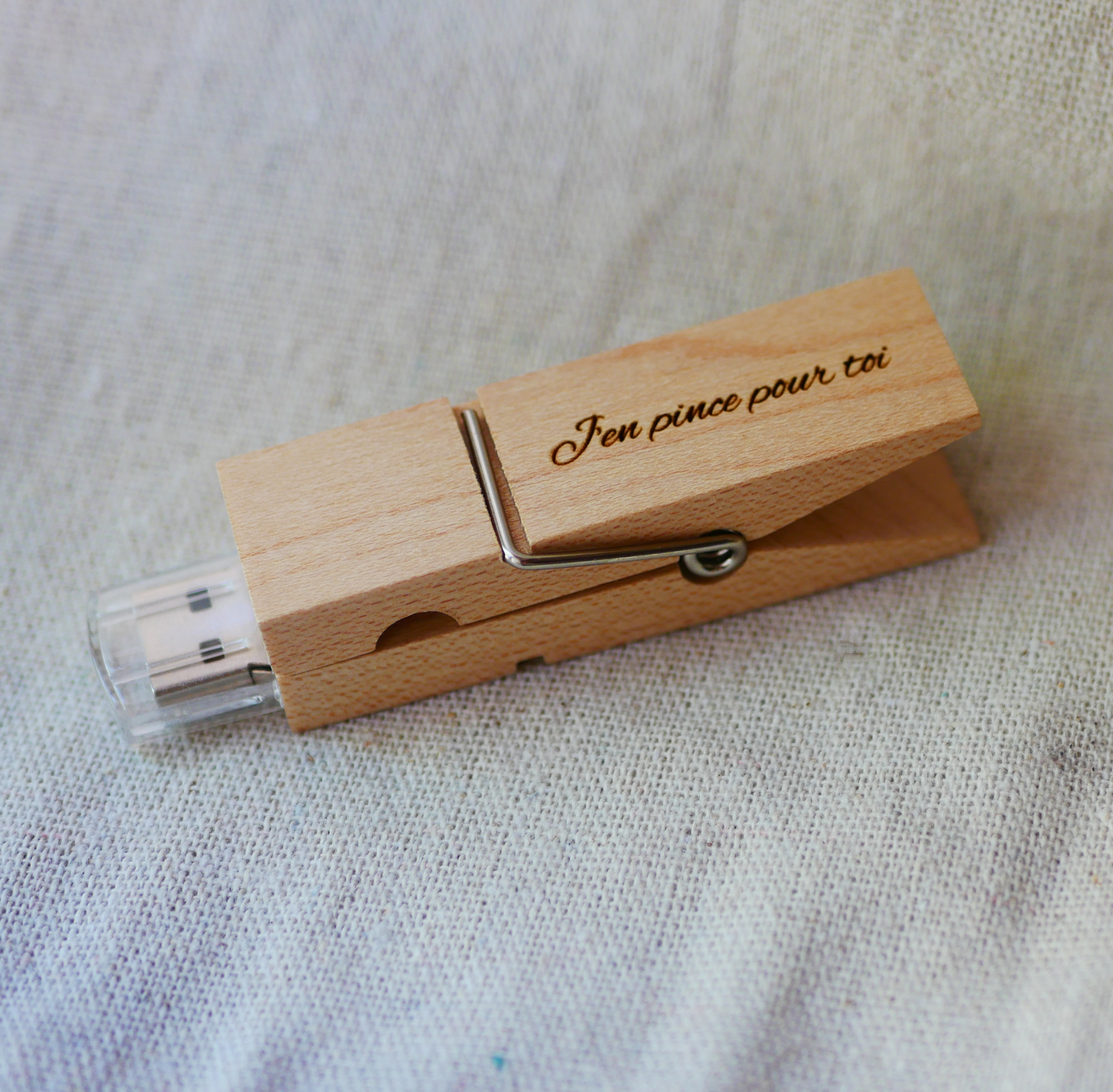 USB key engraved in raw wood to personalize