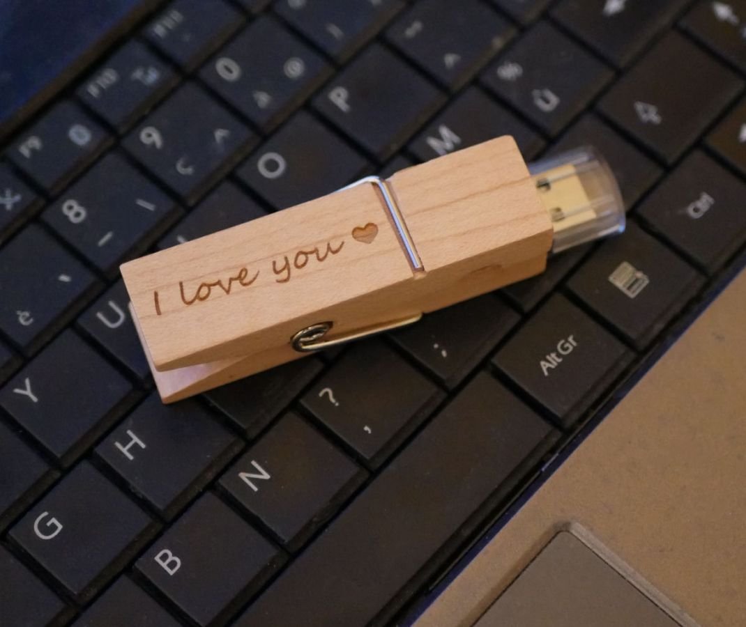 USB key engraved in raw wood to personalize