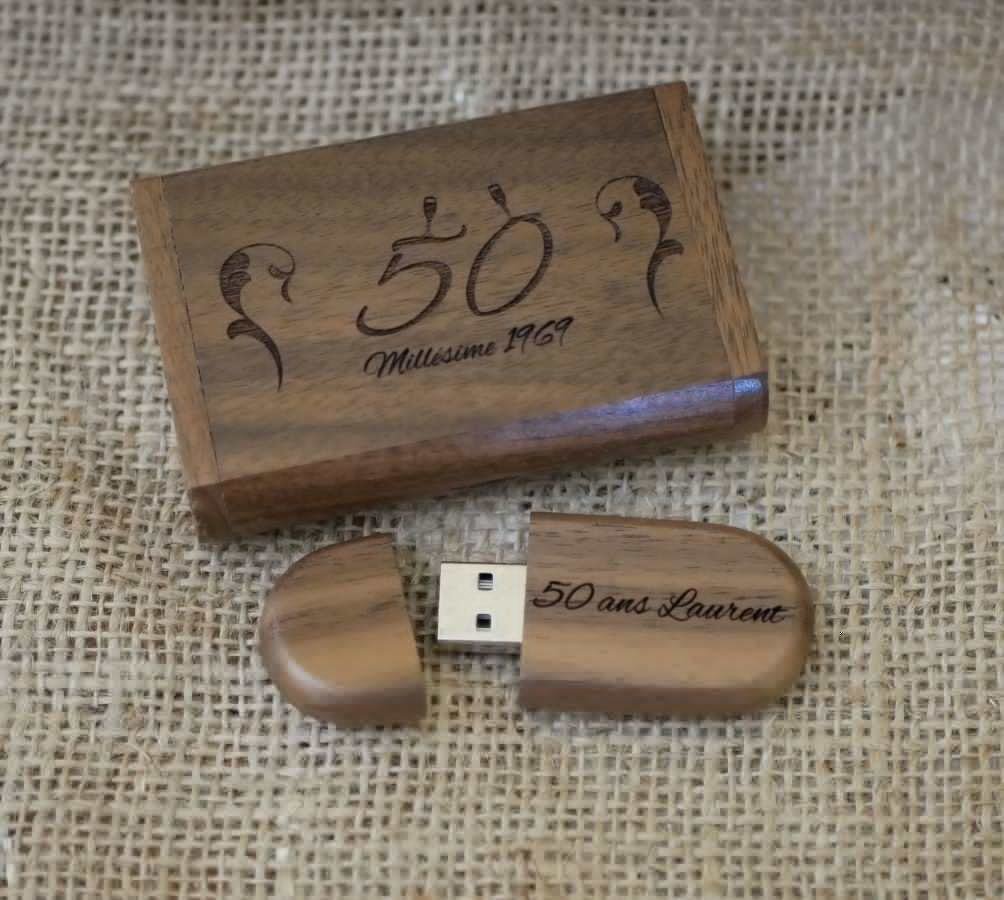 Walnut wood box and 64 GB USB key, customizable