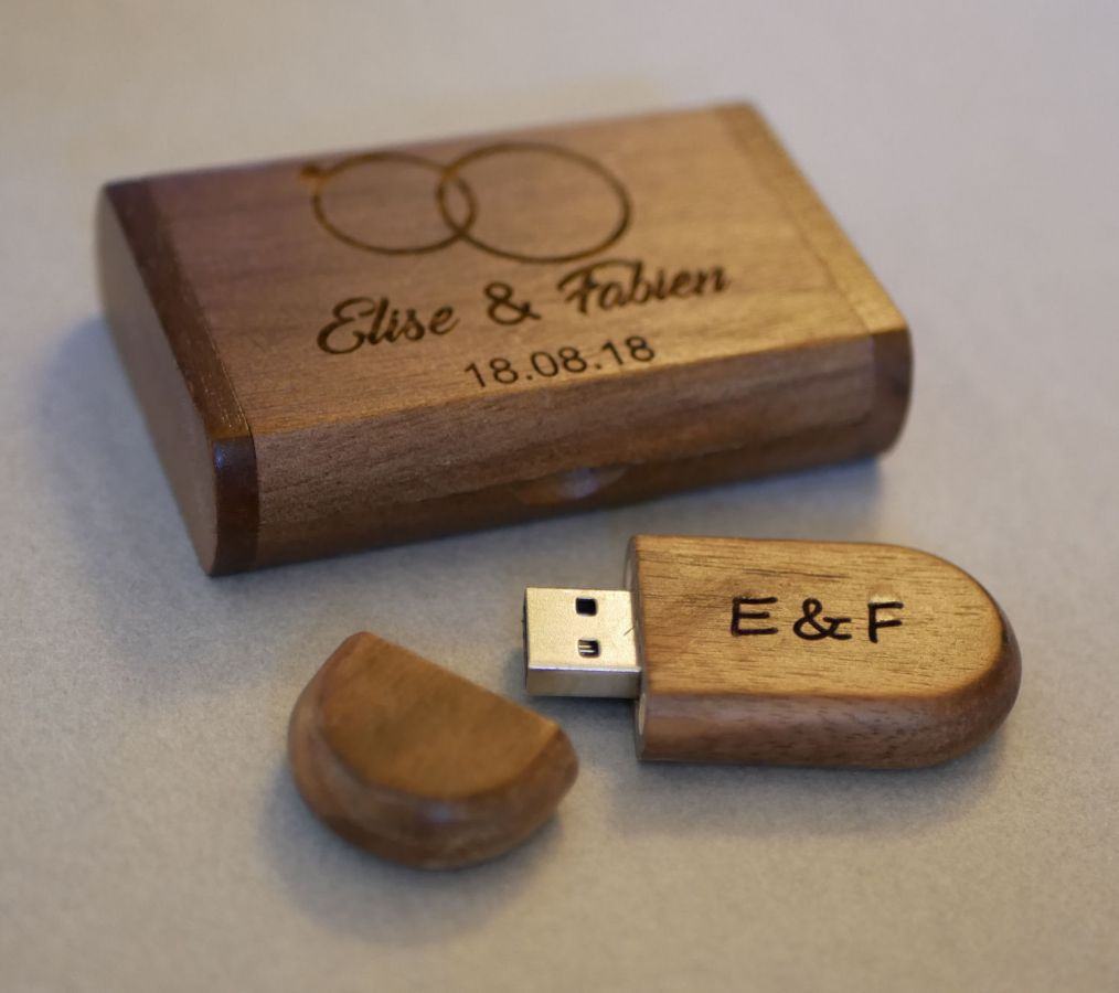 Walnut wood box and 64 GB USB key, customizable