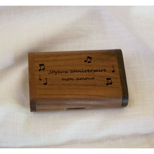 Walnut wood box and 64 GB USB key, customizable
