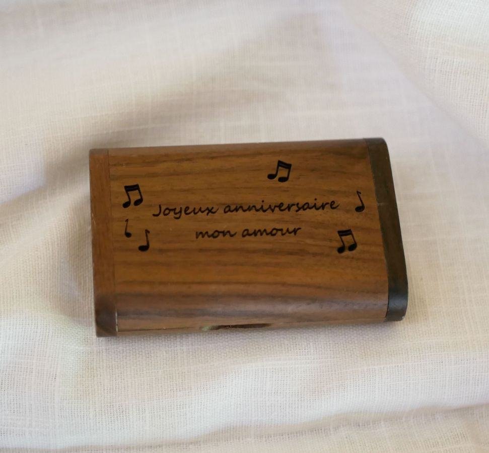 Walnut wood box and 64 GB USB key, customizable