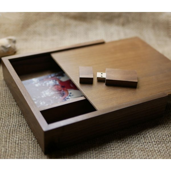 Walnut wood photo case and USB 3.0 key 32 GB customizable