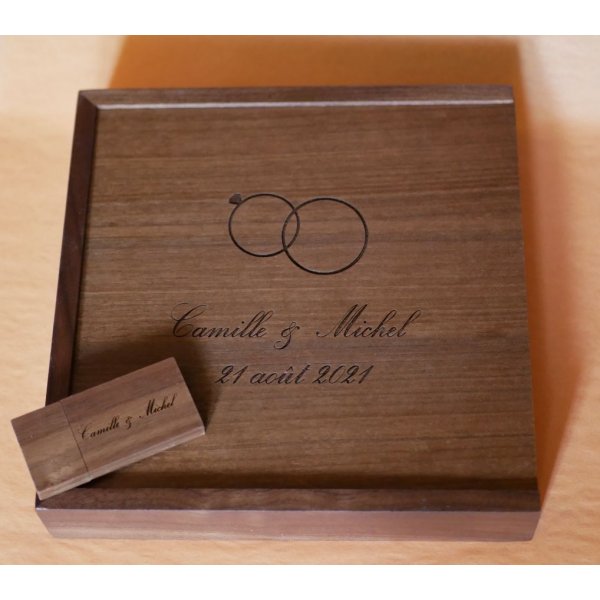 Walnut wood photo case and USB 3.0 key 32 GB customizable