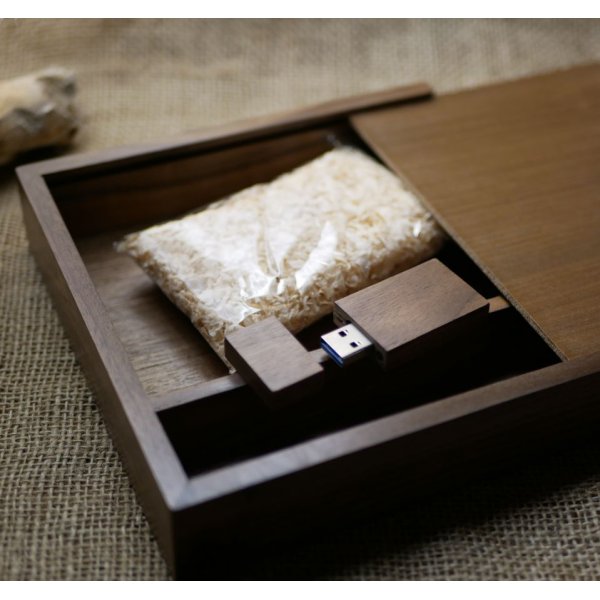Walnut wood photo case and USB 3.0 key 32 GB customizable