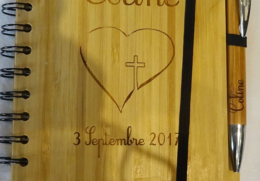 Carnet en bois personnalisé avec stylo gravé et croix.