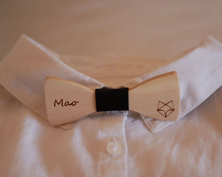 Nœud papillon en bois personnalisé avec motif renard gravé.