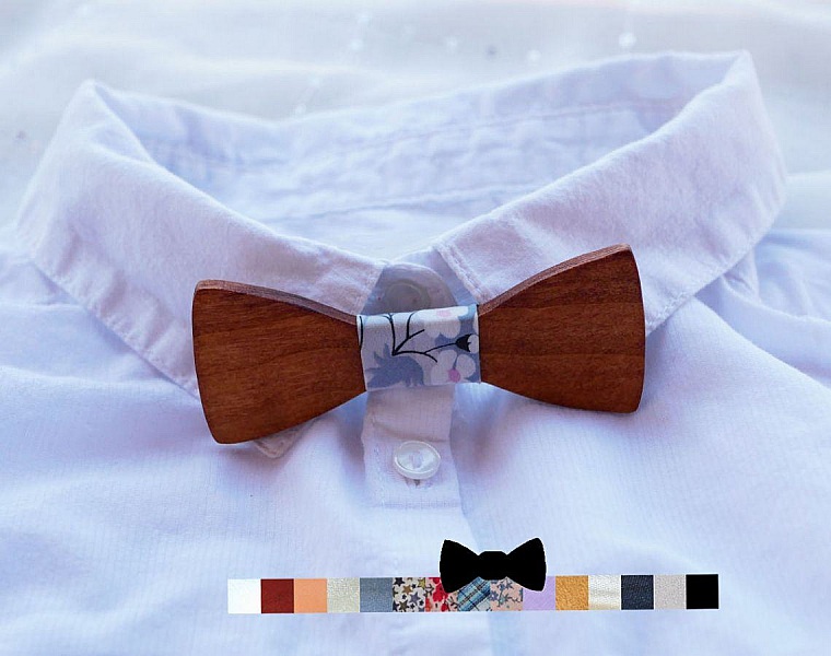 Nœud papillon en bois avec centre à motifs fleuris.