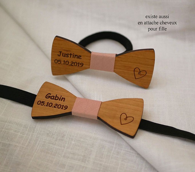 Nœuds papillon en bois personnalisés avec prénoms et dates.
