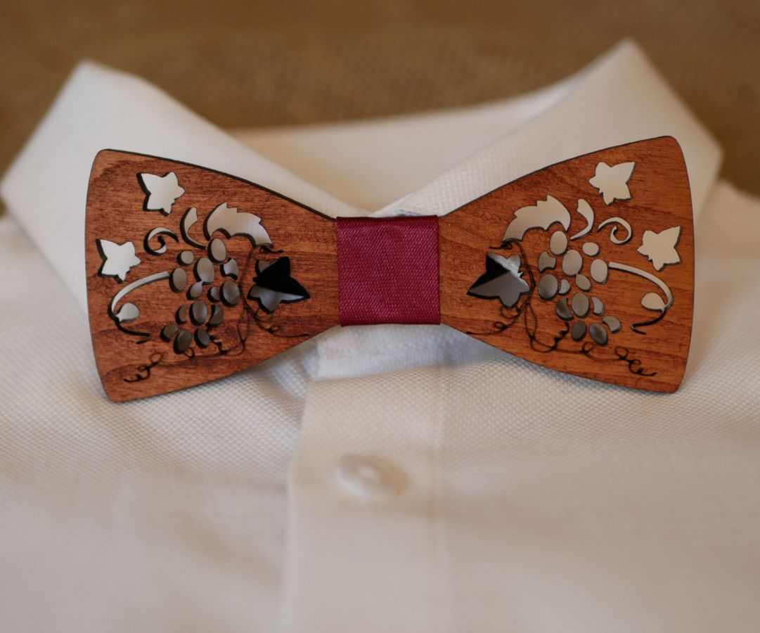 Openwork wooden bow tie with vine and leaves made in France