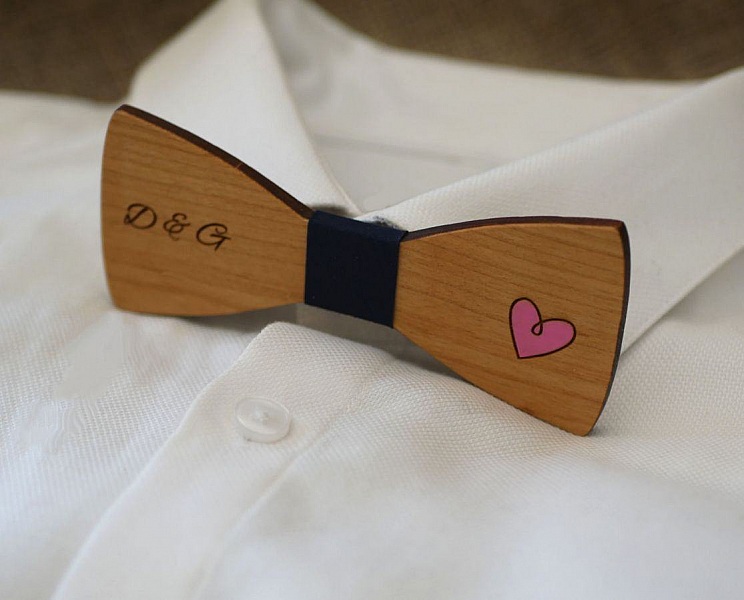 Noeud papillon en bois personnalisé avec initiales et cœur.