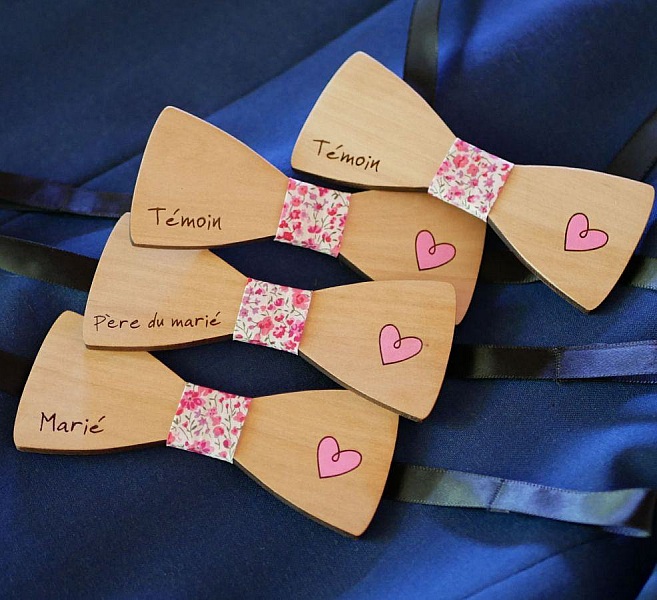 Nœuds papillon en bois personnalisés avec cœurs pour mariage.
