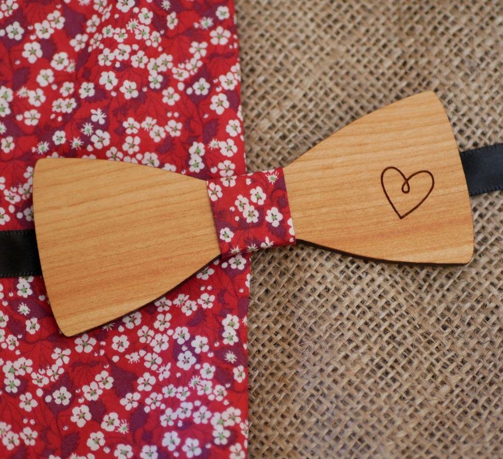 Wooden bow tie with engraved heart painted to be personalized made in France