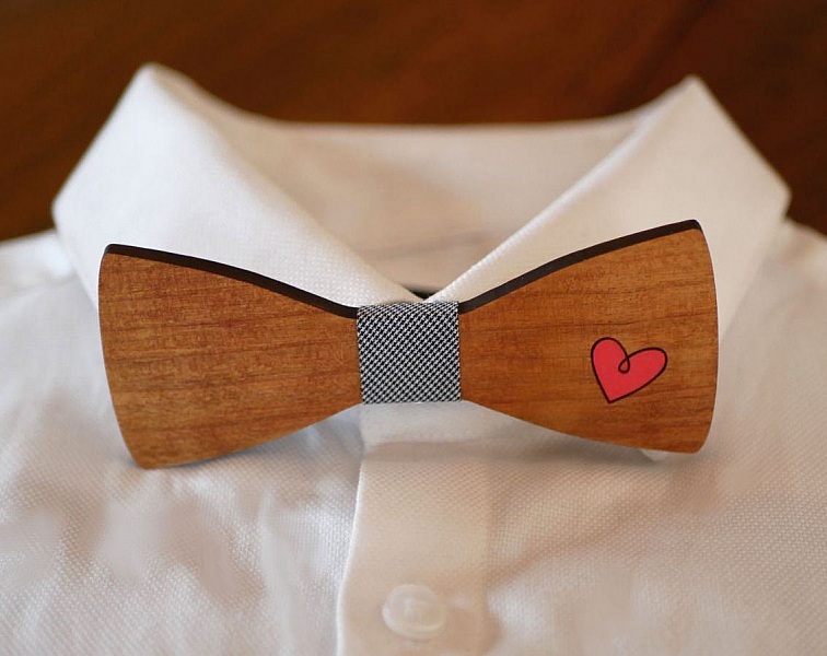 Noeud papillon en bois personnalisé avec un cœur rouge.