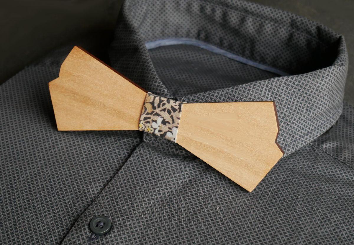 Wooden bow tie original shape to personalize