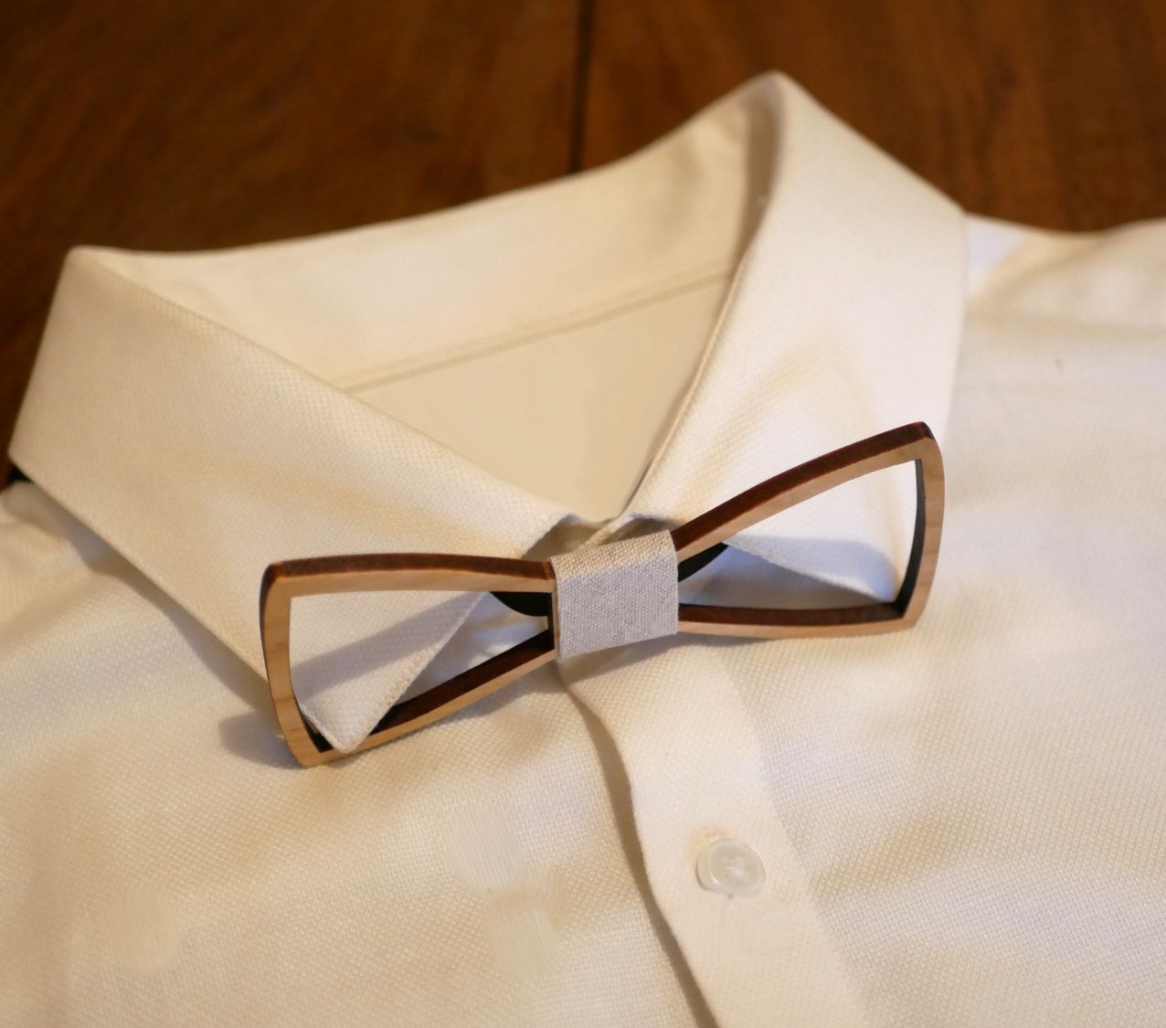 Openwork French wood bow tie 