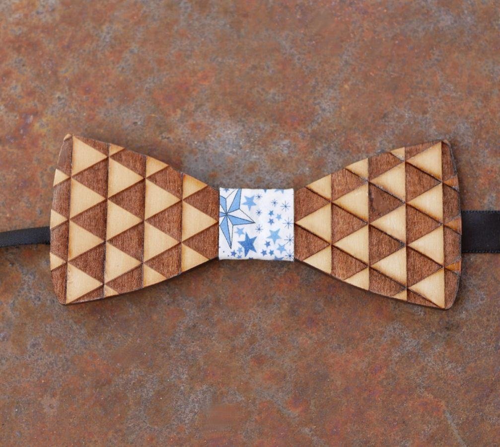 Wooden bow tie engraved with triangles