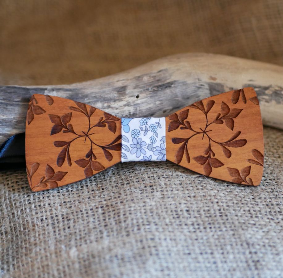 Wooden bow tie engraved with large flowers 