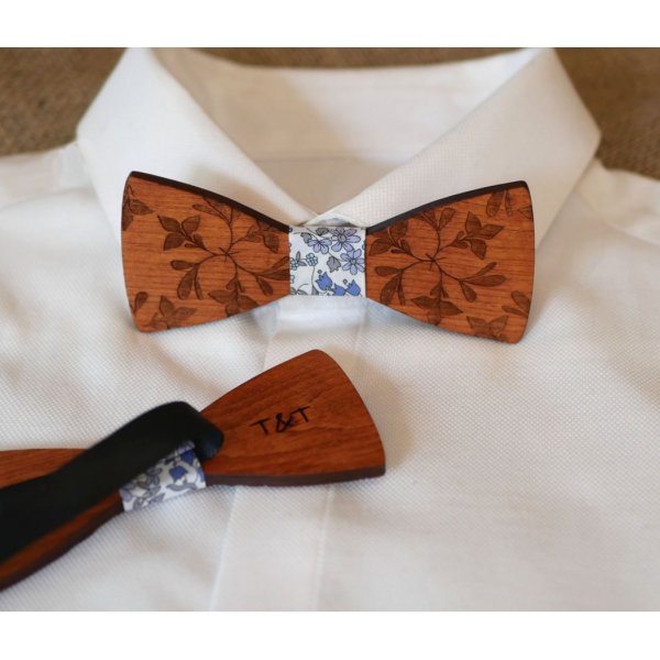 Wooden bow tie engraved with large flowers 