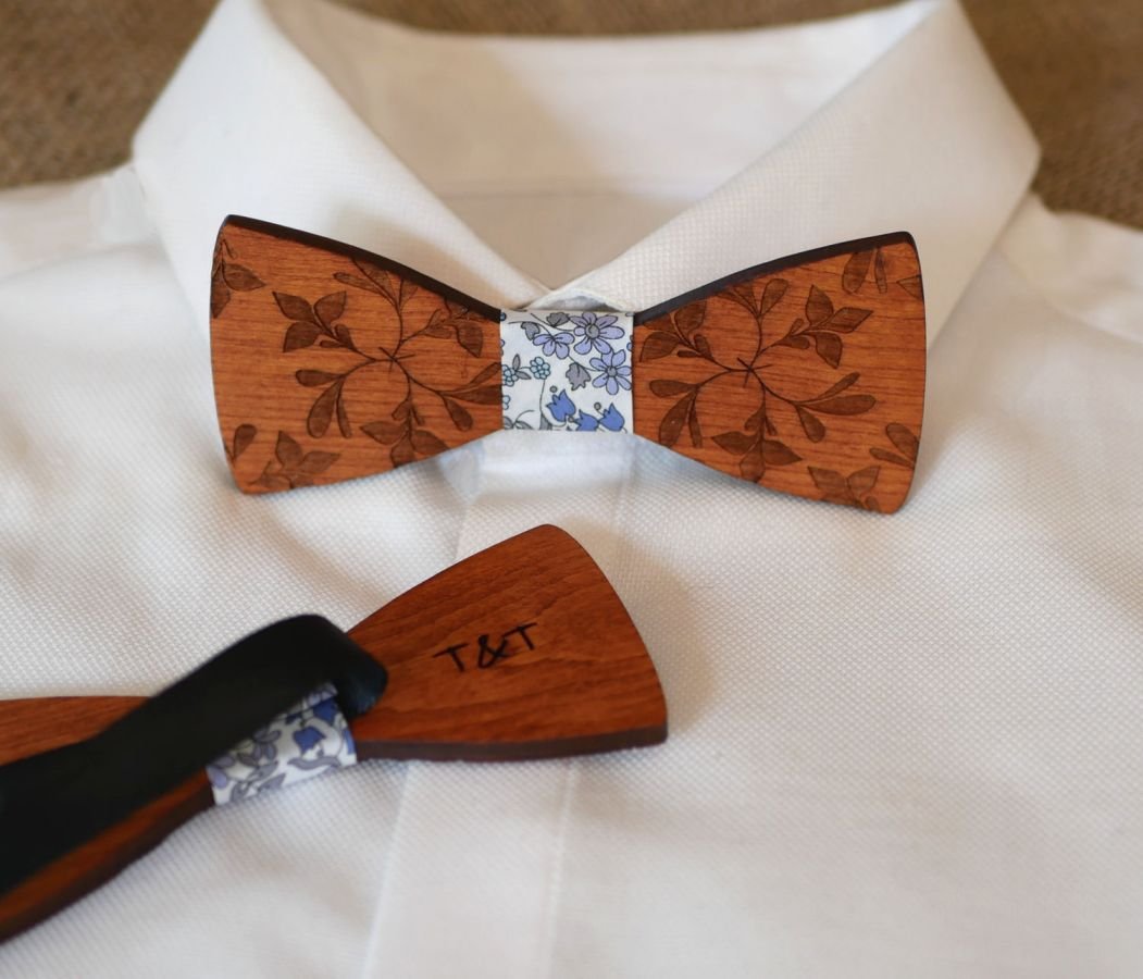 Wooden bow tie engraved with large flowers 