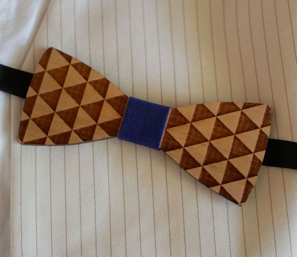 Wooden bow tie engraved with triangles