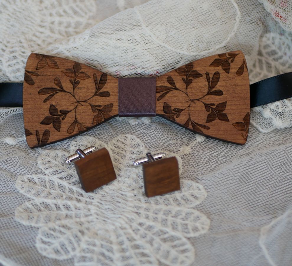 Wooden bow tie engraved with large flowers 