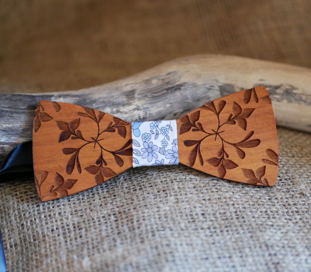 Wooden bow tie engraved with large flowers 