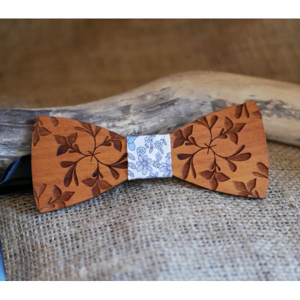 Wooden bow tie engraved with large flowers 