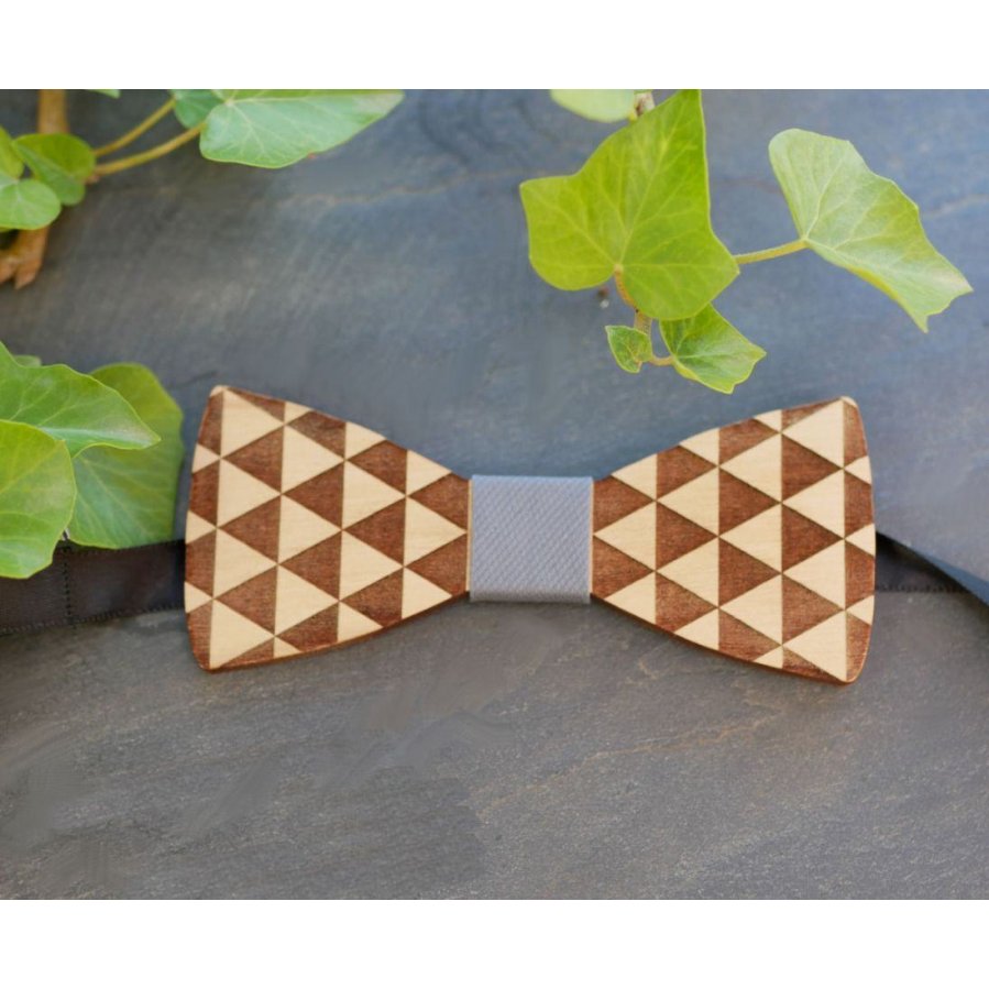 Wooden bow tie engraved with triangles