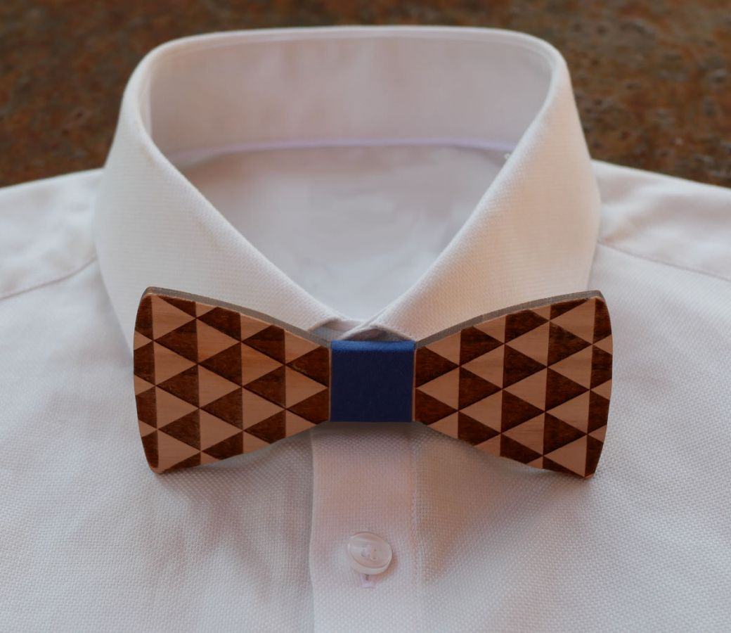 Wooden bow tie engraved with triangles