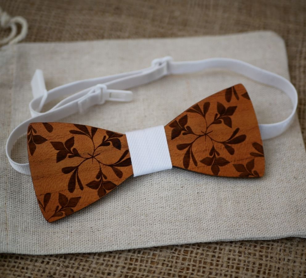 Wooden bow tie engraved with large flowers 