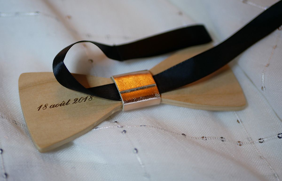 Wooden bow tie Beechwood metallic leather ribbon to be personalized by engraving