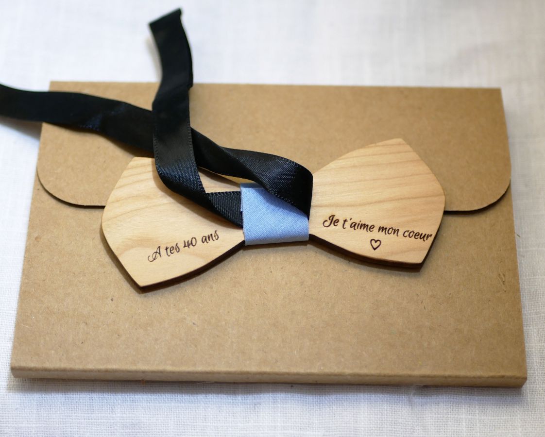 Natural wood bow tie to be personalized by engraving "le rablé  