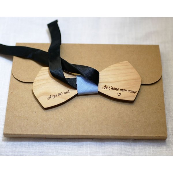 Natural wood bow tie to be personalized by engraving "le rabl&eacute;  