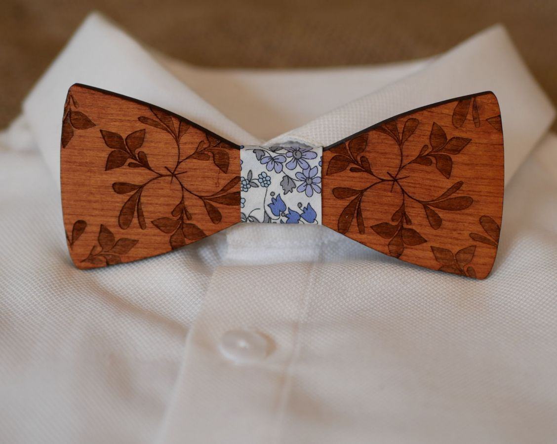 Wooden bow tie engraved with large flowers to personalize